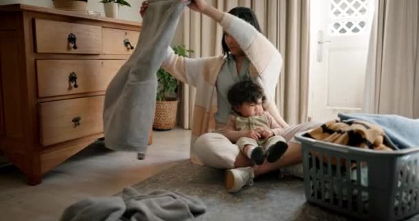Familie Wäscherei Oder Reinigung Mit Einer Mutter Und Einem Baby — Stockvideo
