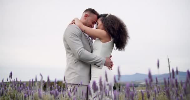 Aire Libre Abrazo Pareja Con Celebración Boda Romance Con Matrimonio — Vídeos de Stock