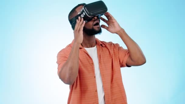 Homem Africano Óculos Realidade Virtual Estúdio Com Wow Pensamento Experiência — Vídeo de Stock