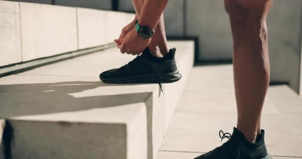 Manos Zapatos Corbata Con Atleta Paso Preparándose Para Entrenamiento Como — Vídeo de stock