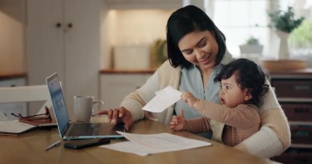 Ibu Laptop Dan Bayi Meja Dengan Senyum Rumah Untuk Tenggat — Stok Video