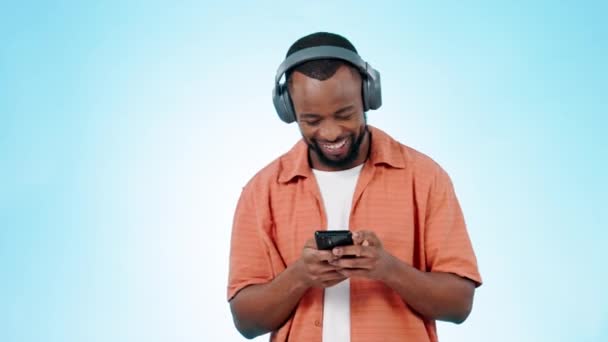Czarny Człowiek Smartfon Słuchawki Tańcem Przy Muzyce Słuchanie Radia Studio — Wideo stockowe