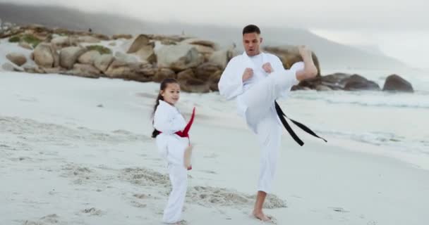 Beach Karate Fitness Father Daughter Together Outdoor Self Defense Workout — Stock Video