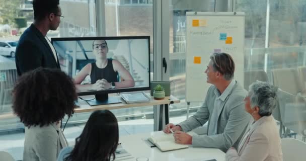 화면에 비디오 비즈니스 차트와 사무실에서 웨비나 컨퍼런스 커뮤니케이션을 — 비디오