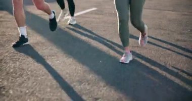İnsanlar, bacaklar ve yolda koşmak fitness, açık havada egzersiz ya da asfalt üzerinde kardiyo eğitimi. Hızlı koşu, yarış ya da sokakta kilo vermek için pratik yapan aktif ya da sporcu gruplarının yakınlaşması.
