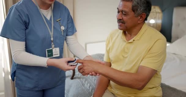 Monitor Cukrzycy Pielęgniarka Starszy Mężczyzna Sypialni Konsultacje Medyczne Wellness Przyrząd — Wideo stockowe