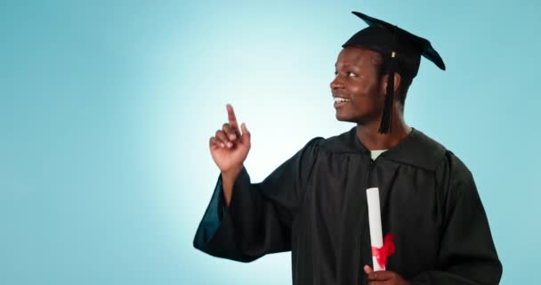 Graduado Educación Mano Señalando Por Hombre Estudio Con Lista Verificación — Vídeo de stock