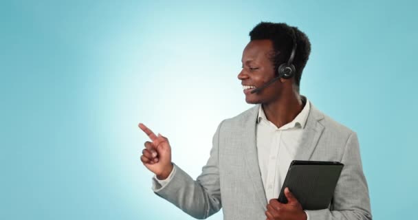 Fekete Férfi Telemarketinges Szembenéz Webes Segítséggel Call Center Reklámozásával Stúdió — Stock videók