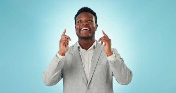 Adamı Anlaşma Için Yüz Işaret Stüdyoda Reklam Duyuru Siyahi Erkek — Stok video