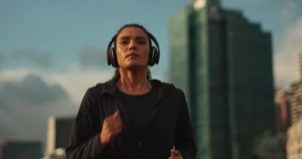 Laufen Kopfhörer Und Frau Mit Training Stadt Und Bewegung Mit — Stockvideo