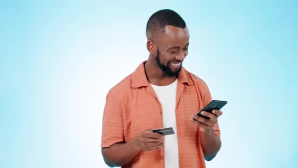 Homem Africano Telefone Cartão Crédito Estúdio Com Sorriso Rosto Negócio — Vídeo de Stock