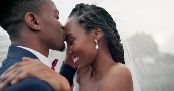 Zewnątrz Pocałunek Czarna Para Miłością Weselem Uściskiem Małżeństwem Szczęściem Świętowaniem — Wideo stockowe