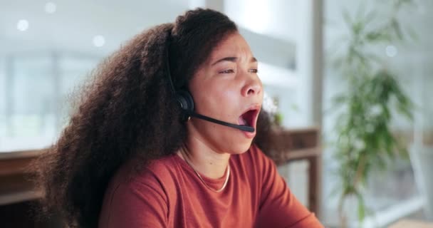 Call Center Kvinde Gabe Træt Kontoret Nat Eller Udbrændthed Rådgivning – Stock-video