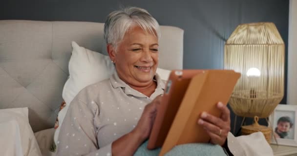 Tablet Relaks Starsza Kobieta Łóżku Networking Mediach Społecznościowych Aplikacji Mobilnej — Wideo stockowe