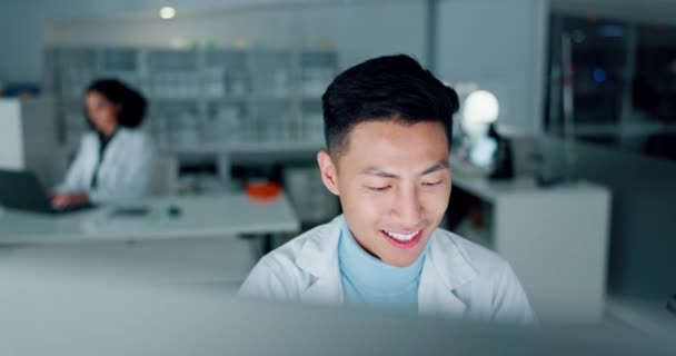 Videnskabsmand Menneske Computer Til Laboratorieforskning Dataanalyse Læsning Medicinske Resultater Eller – Stock-video