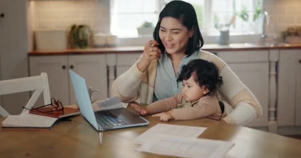 Ibu Bayi Dan Telepon Dengan Laptop Untuk Pekerjaan Jarak Jauh — Stok Video
