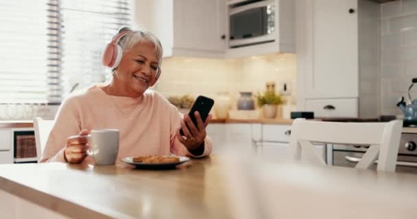 手机和厨房里的老年妇女在社交媒体上观看滑稽 喜剧或喜剧视频 年长的女性在网上用电话 咖啡和饼干阅读帖子 — 图库视频影像