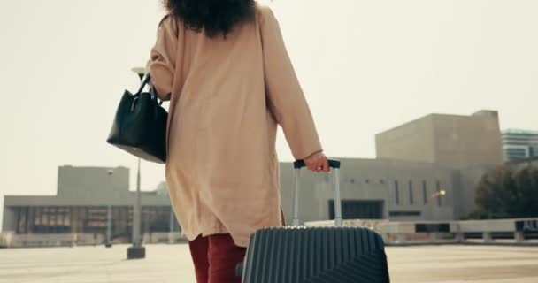 Женщина Вернуться Ходить Багажом Бизнеса Открытом Воздухе Земле Крыше Здание — стоковое видео