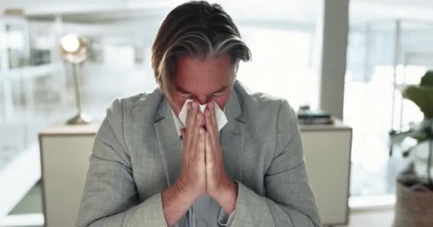 Hombre Negocios Estornudos Sonarse Nariz Oficina Por Alergias Resfriados Gérmenes — Vídeos de Stock