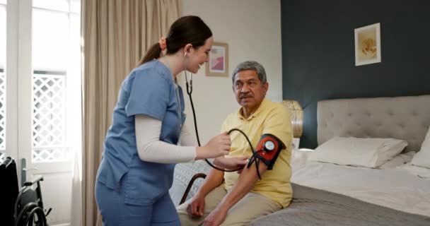 Кров Яний Тиск Охорона Здоров Медсестра Старшим Чоловіком Спальні Медичної — стокове відео
