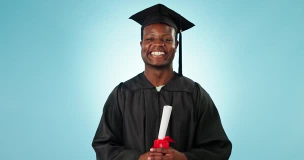 大学卒業証書 スタジオブラックマン または研究の成功のための 青い背景でアカデミーの進捗に満足する実績 肖像画を学ぶ または学生 — ストック動画