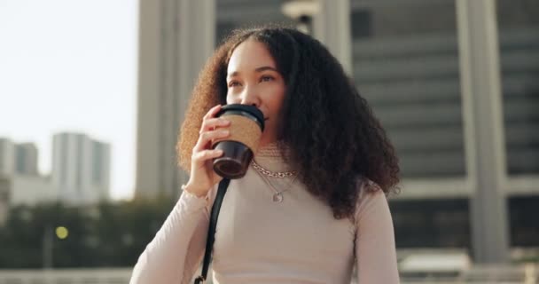 Vrouw Wandelen Koffiepauze Stad Ontspannen Met Rust Energie Rust Stedelijke — Stockvideo