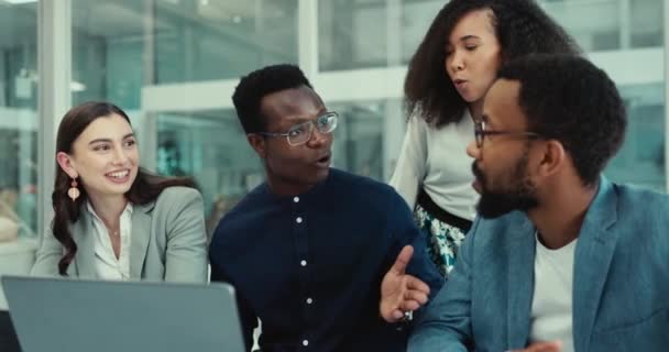 Laptop Diskuse Podnikatelé Při Setkání Pro Plánování Spolupráci Projektu Výzkumu — Stock video