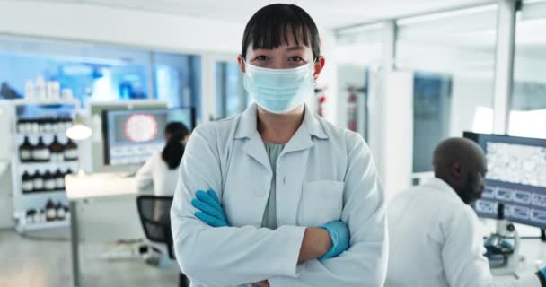 Máscara Científico Mujer Rostro Con Brazos Cruzados Laboratorio Salud Biotecnología — Vídeos de Stock