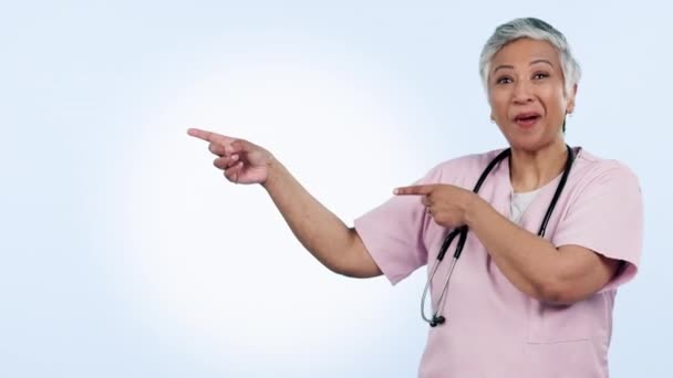 의사는 파란색 배경에 가이드 단계에 스튜디오에서 프레젠테이션을 가리키는 도움말 간호사의 — 비디오