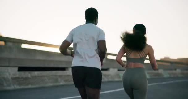 在城市 健身和在路上跑步锻炼 户外运动或一起训练 男子和妇女运动员或短跑 健美操或运动马拉松运动员的后视镜 — 图库视频影像