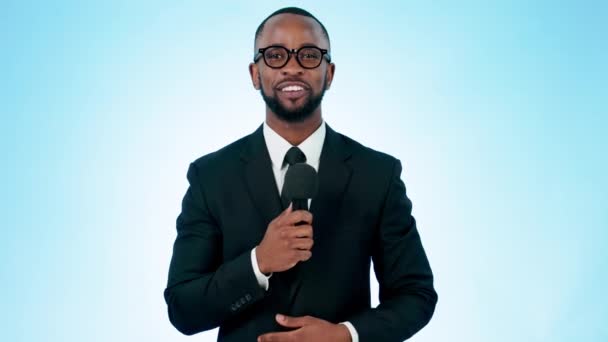 Mikrofon Muhabir Siyah Adamın Yüzü Stüdyodan Bilgi Son Dakika Haberi — Stok video