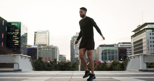 训练绳和男子跳跃 运动和有氧耐力 承诺和早起的挑战 美国纽约州城市建筑 健身能量及健美运动健将 — 图库视频影像