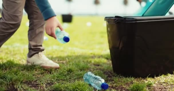 Ludzie Ręce Recykling Plastikowych Butelek Prac Społecznych Zanieczyszczenie Środowiska Lub — Wideo stockowe