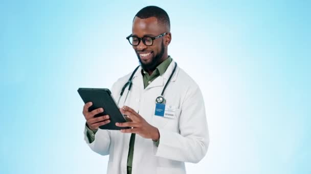 Doctor Hombre Tableta Estudio Para Software Salud Información Telesalud Investigación — Vídeos de Stock