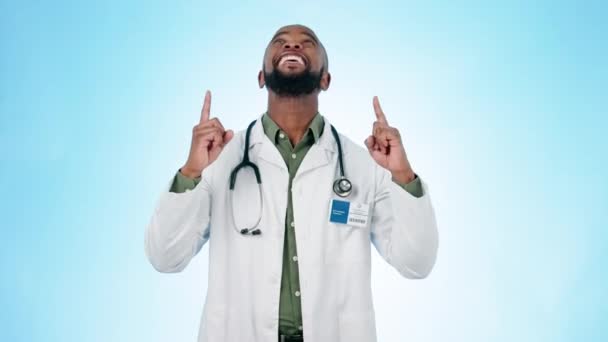 Cuidados Saúde Mão Apontando Rosto Homem Médico Estúdio Com Sim — Vídeo de Stock