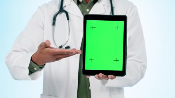 Доктор Руки Зеленый Экран Планшете Рекламы Приложения Здравоохранения Зарегистрироваться Телемедицинской — стоковое видео
