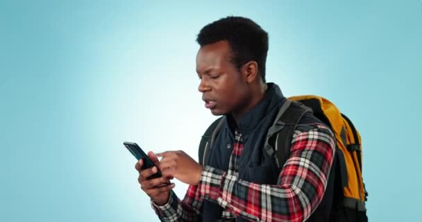 Senderismo Teléfono Gps Hombre Negro Perdido Estrés Frustrado Con Problema — Vídeo de stock