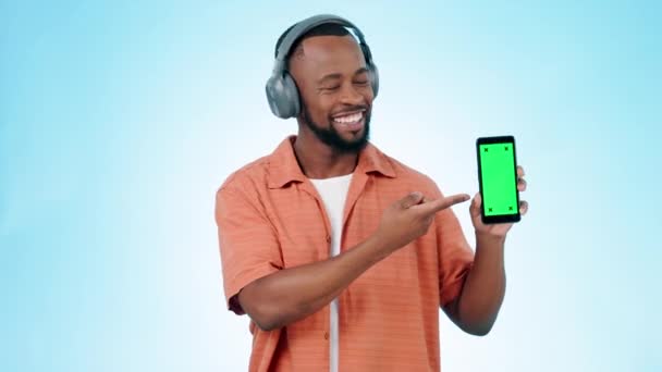 黑人男子 耳机和手机绿色屏幕音乐 广告或营销在工作室背景 用手机应用程序 展示或模拟空间的非洲男性的画像 — 图库视频影像