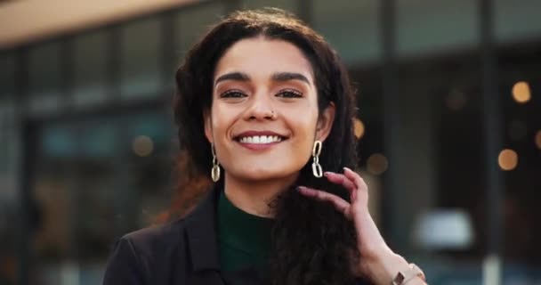 Kariyer Fırsatları Yaratarak Kendine Güvenen Kadınının Yüzü Şehir Merkezinde Çalışan — Stok video