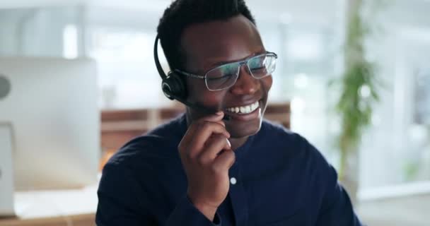Adamı Kulaklıkla Kutlama Yap Sanal Toplantı Iletişim Için Gülümse Siyahi — Stok video