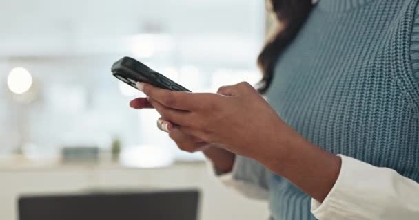 Eller Adamı Sosyal Mobil Sohbet Dijital Temas Için Ofiste Telefonla — Stok video