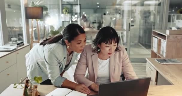 Mulher Negócios Laptop Coaching Trabalho Equipe Planejamento Projeto Juntos Escritório — Vídeo de Stock