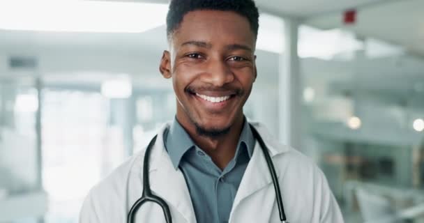 非洲男子的医院 医生和脸 提供医疗服务 保险和诊所护理 用于心脏科 医学和支助的听诊器对卫生工作者的保健 咨询和画像 — 图库视频影像