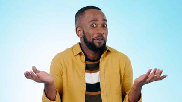 Siyahi Bir Adam Kafası Karışık Gülümseyerek Sorular Sorarak Neden Mavi — Stok video