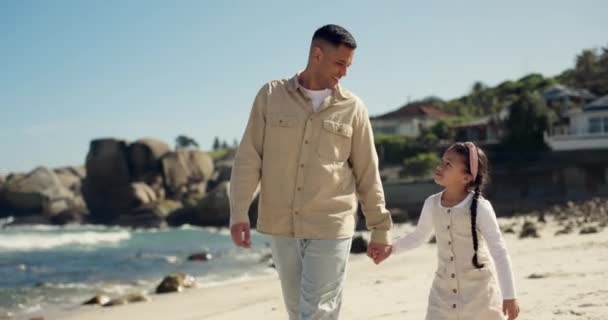 Strandspaziergang Händchenhalten Und Glückliches Kind Papa Und Familienbande Auf Reise — Stockvideo
