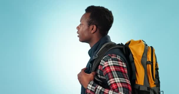 Siyahi Adam Yürüyüşçü Yüzü Seyahatten Sırt Çantasından Stüdyoda Yürüyüş Yapmaktan — Stok video