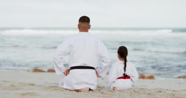 空手道 健身和父亲在海滩与女童一起训练 健康或学习后视镜 武术和孩子们 带着老师在海洋沙地上做防身术 体操或功夫 — 图库视频影像