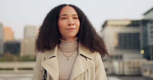 ビジョン キャリアのインスピレーションのために街で考え ビジネス黒人女性 都市部での将来の成長を念頭に置いた企業 幸せな若い従業員 — ストック動画