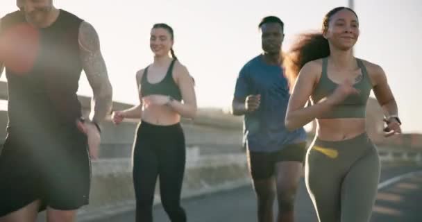 Nsanlar Spor Yapmak Için Yolda Koşmak Şehir Merkezinde Spor Yapmak — Stok video