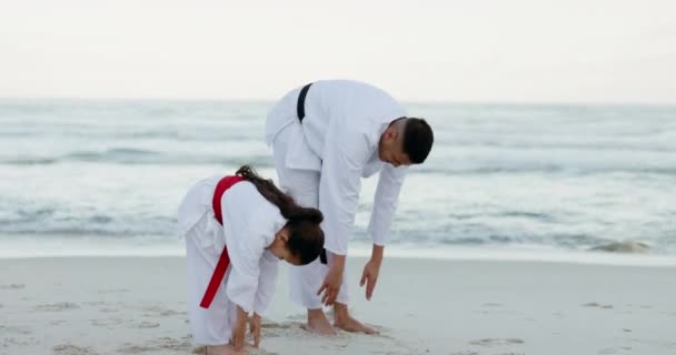 Beach Karate Stretching Father Daughter Together Outdoor Self Defense Workout — Stock Video